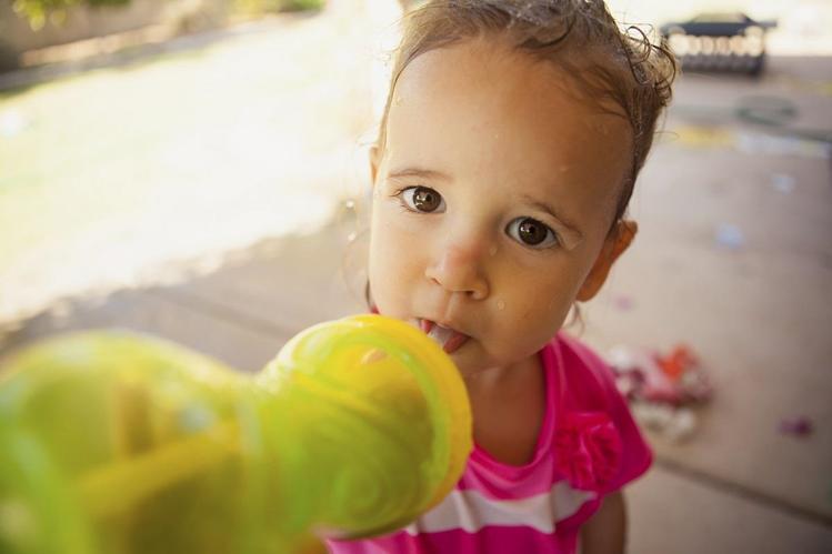 बच्चों को पानी और तरल पदार्थ खिलाते रहें children should drink enough water in winter